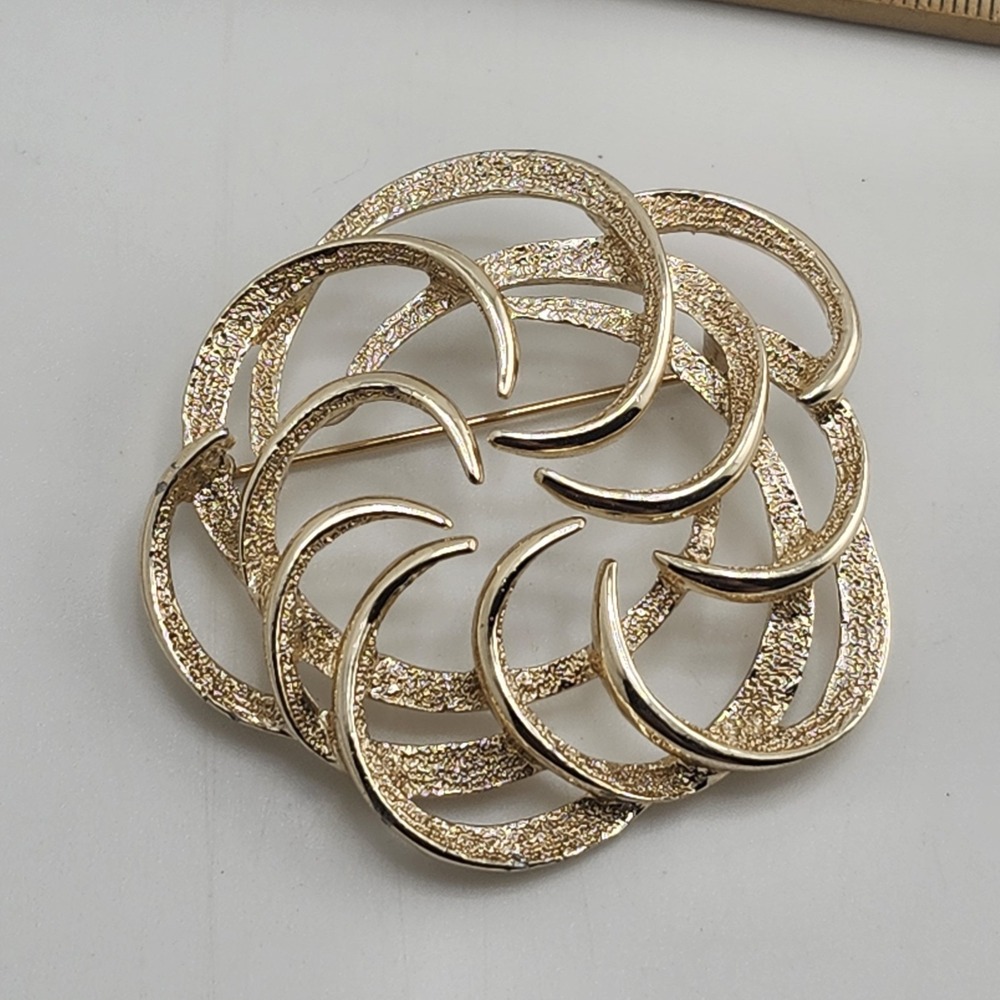 Vintage Sarah Coventry big gold tone flower brooch